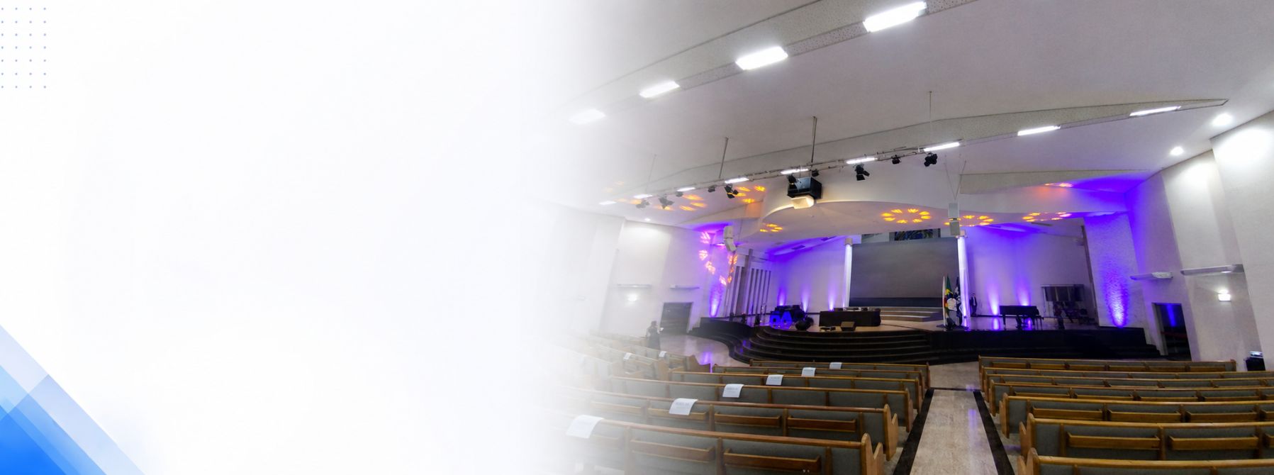 Estrutura audiovisual para palestra corporativa com painel de LED, palco, iluminação e público